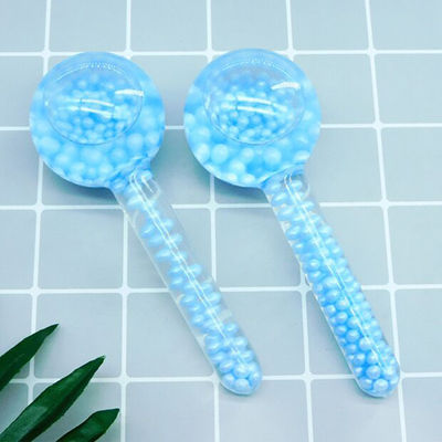 Experimente a sensação refrescante dos globos de resfriamento e da essência de caviar para massagem facial