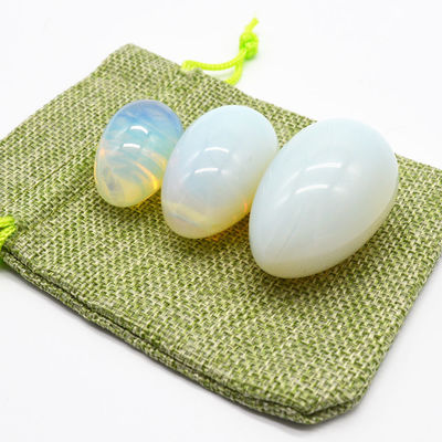 Ovo de Yoni de Opalite gravado para meditação e magia Pedra preciosa polida Quartzo mágico Opal
