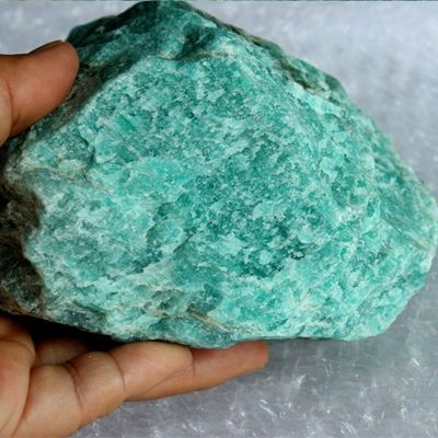 Técnica esculpida Tipo de gelo Pedra cristalina Tianhe Natural Ornamentos de pedra crua para arte Colecionável