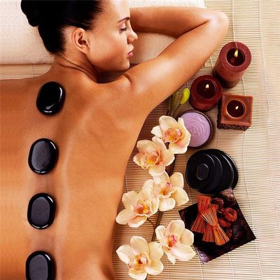 Pedras quentes curativas de jade Xiuyan para massagem profissional e relaxamento no spa.