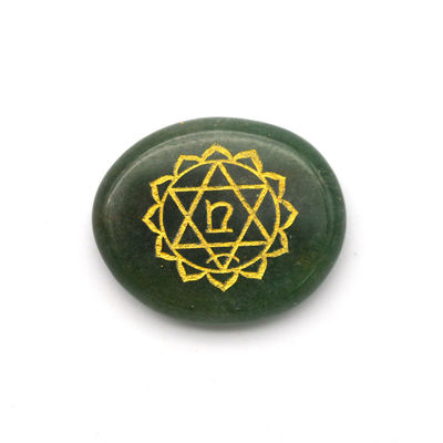 A pedra de chakra de inspiração da ametista é composta em 7 cores para energia mista.