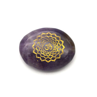 A pedra de chakra de inspiração da ametista é composta em 7 cores para energia mista.