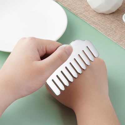 Ferro inoxidável Gua Sha Combinador de cabelo Forma do coração Ferramenta de massagem do couro cabeludo para equipamento de massagem da cabeça