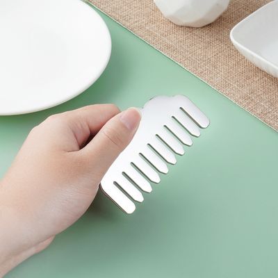 Ferro inoxidável Gua Sha Combinador de cabelo Forma do coração Ferramenta de massagem do couro cabeludo para equipamento de massagem da cabeça