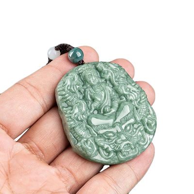 Jade Natural esculpido Nove Dragões Guan Yin Pendente Colar Uma adição única à sua coleção de jóias