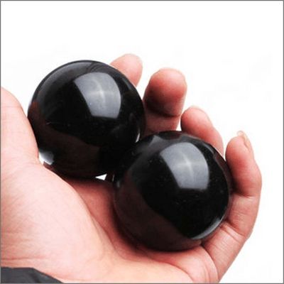 Esfera de cristal esculpida de 50 mm natural de pedra Bian preta bola de massagem de mão suave de cura para massagem e cura do corpo