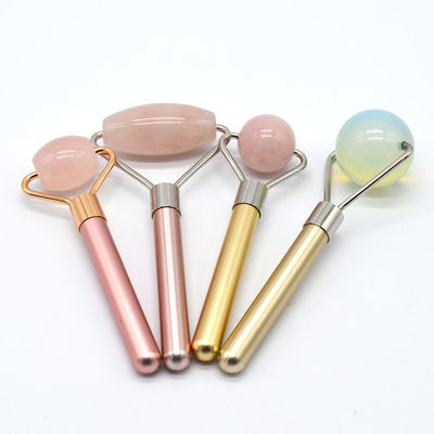 Roller de massagem facial natural de quartzo rosa para uma composição revitalizada e revitalizada