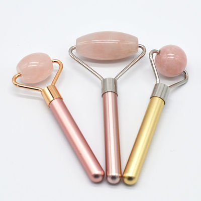 Roller de massagem facial natural de quartzo rosa para uma composição revitalizada e revitalizada