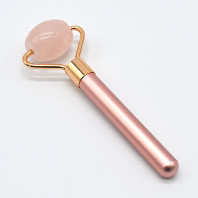 Roller de massagem facial natural de quartzo rosa para uma composição revitalizada e revitalizada