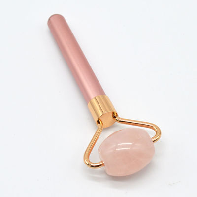 Roller de massagem facial natural de quartzo rosa para uma composição revitalizada e revitalizada