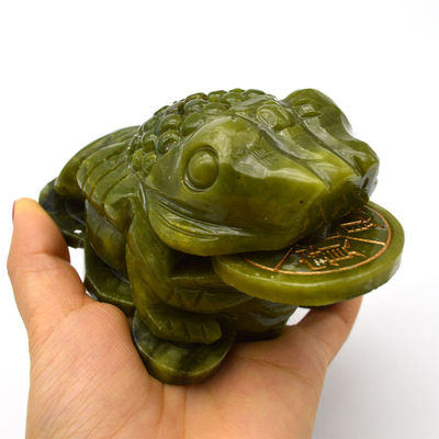 Escultura de sapo de jade verde que atrai riqueza para o sucesso financeiro no Fengshui