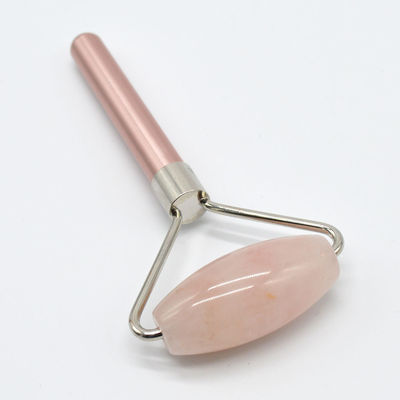Roller de massagem facial natural de quartzo rosa para uma composição revitalizada e revitalizada
