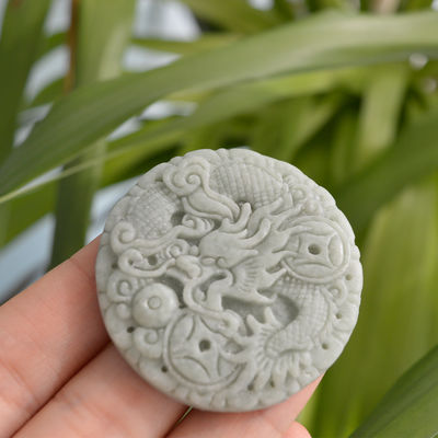 Estilo tradicional chinês Redondo Birmânia Esmeralda Jadeita Jadeita Pedra Dragão Pendente Encanto Natural Pendentes para Homens e Mulheres