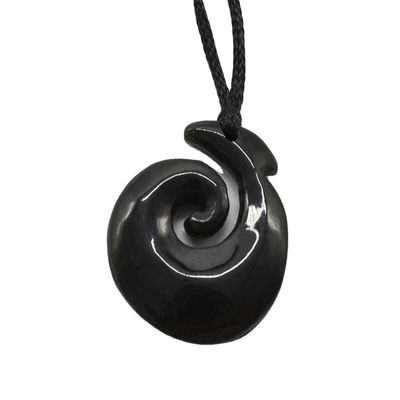 Pendente em forma de gancho Nefrite Jade Eternity Twist com acabamento polido e escultura Maori Koru da Zelândia