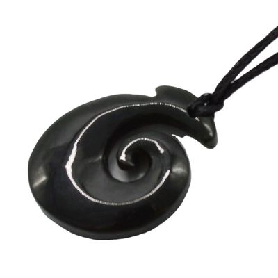 Pendente em forma de gancho Nefrite Jade Eternity Twist com acabamento polido e escultura Maori Koru da Zelândia