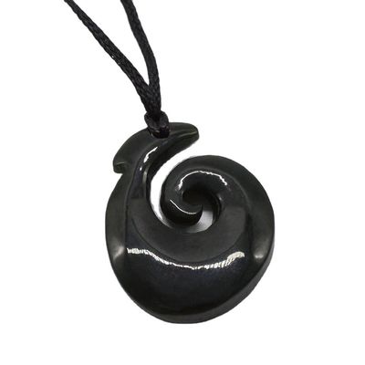 Pendente em forma de gancho Nefrite Jade Eternity Twist com acabamento polido e escultura Maori Koru da Zelândia