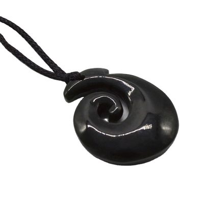 Pendente em forma de gancho Nefrite Jade Eternity Twist com acabamento polido e escultura Maori Koru da Zelândia
