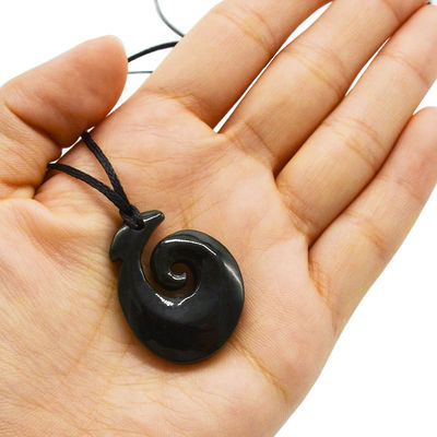 Pendente em forma de gancho Nefrite Jade Eternity Twist com acabamento polido e escultura Maori Koru da Zelândia
