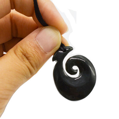 Pendente em forma de gancho Nefrite Jade Eternity Twist com acabamento polido e escultura Maori Koru da Zelândia