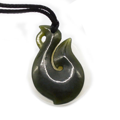 Característica regional Nefrite verde natural Jade pequeno Maori estilizado Infinity Necklace com design em forma de S