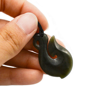 Característica regional Nefrite verde natural Jade pequeno Maori estilizado Infinity Necklace com design em forma de S