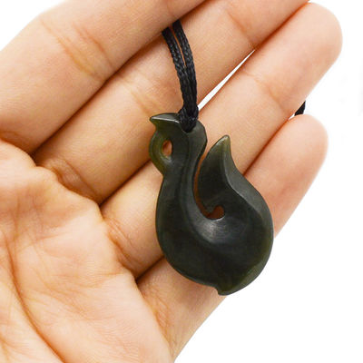 Característica regional Nefrite verde natural Jade pequeno Maori estilizado Infinity Necklace com design em forma de S