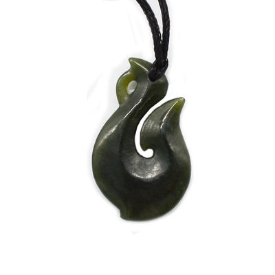 Característica regional Nefrite verde natural Jade pequeno Maori estilizado Infinity Necklace com design em forma de S