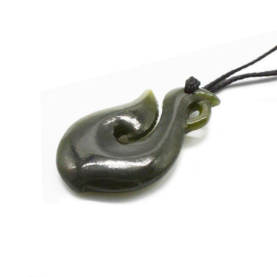 Característica regional Nefrite verde natural Jade pequeno Maori estilizado Infinity Necklace com design em forma de S
