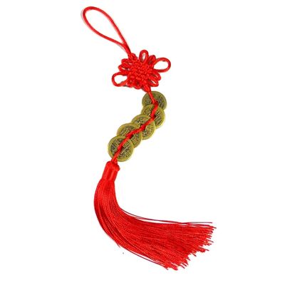 Técnica de chuva de areia O nó vermelho chinês do Feng Shui com cinco moedas antigas Um símbolo antigo de riqueza e saúde