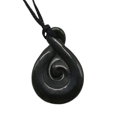 Colar chinês esculpido de jade de nefrita pendente com talismã de manaia gravado e tipo de escultura gravado