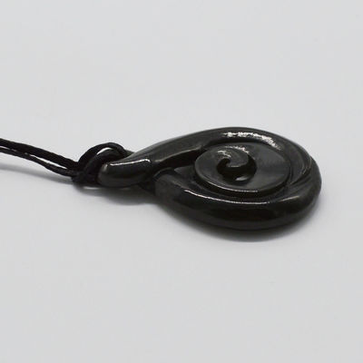 Colar chinês esculpido de jade de nefrita pendente com talismã de manaia gravado e tipo de escultura gravado