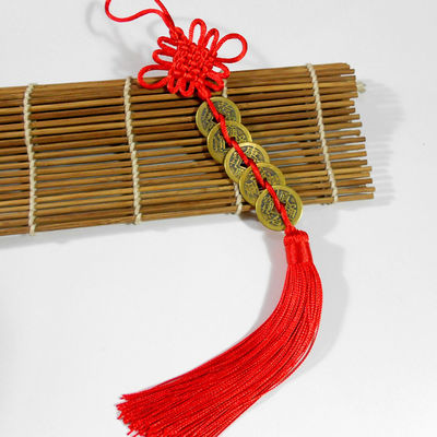 Técnica de chuva de areia O nó vermelho chinês do Feng Shui com cinco moedas antigas Um símbolo antigo de riqueza e saúde