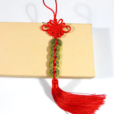 Técnica de chuva de areia O nó vermelho chinês do Feng Shui com cinco moedas antigas Um símbolo antigo de riqueza e saúde