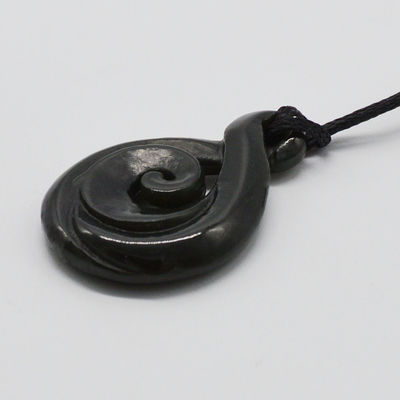 Colar chinês esculpido de jade de nefrita pendente com talismã de manaia gravado e tipo de escultura gravado