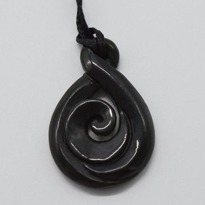 Colar chinês esculpido de jade de nefrita pendente com talismã de manaia gravado e tipo de escultura gravado