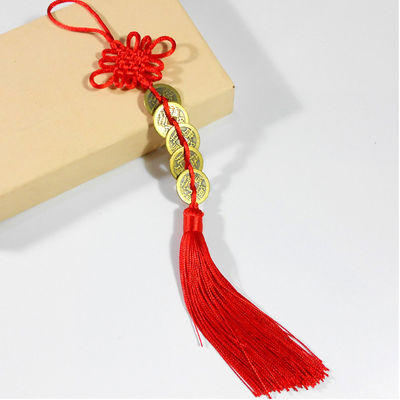Técnica de chuva de areia O nó vermelho chinês do Feng Shui com cinco moedas antigas Um símbolo antigo de riqueza e saúde