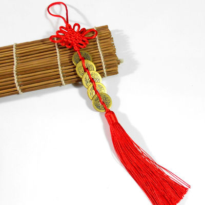 Técnica de chuva de areia O nó vermelho chinês do Feng Shui com cinco moedas antigas Um símbolo antigo de riqueza e saúde