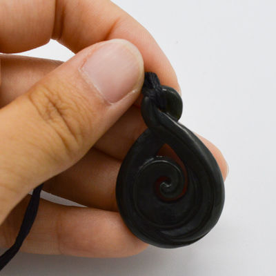 Colar chinês esculpido de jade de nefrita pendente com talismã de manaia gravado e tipo de escultura gravado