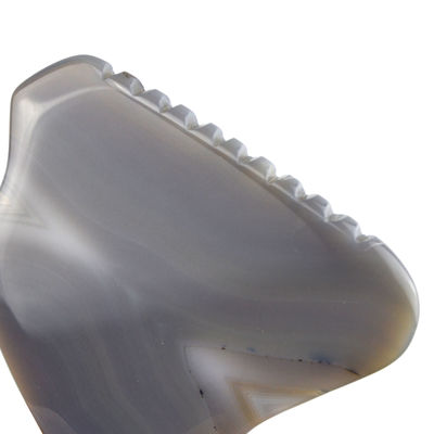 Ferramenta de terapia de massagem de raspagem personalizada 83g Agate grisalho listrado jade Gua Sha pedra para rosto e corpo