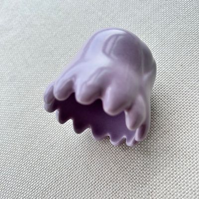 2024 Forma de flor púrpura Cerâmica chinesa Gua Sha Escrava Massagista Massagem corporal Equipamento de massagem para cuidados de saúde e relaxamento