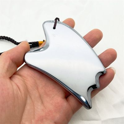 O instrumento de massagem facial de placa natural Terahertz Gua Sha Massagem em forma de coração de prata para raspagem e tratamento de pontos de gatilho