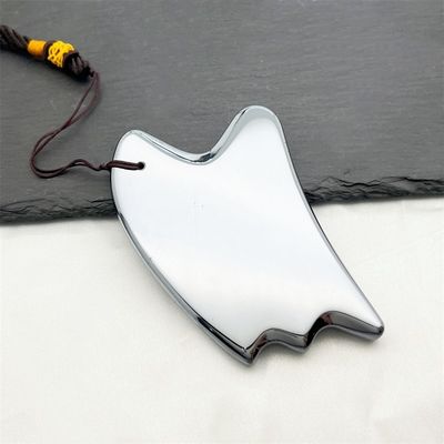 O instrumento de massagem facial de placa natural Terahertz Gua Sha Massagem em forma de coração de prata para raspagem e tratamento de pontos de gatilho