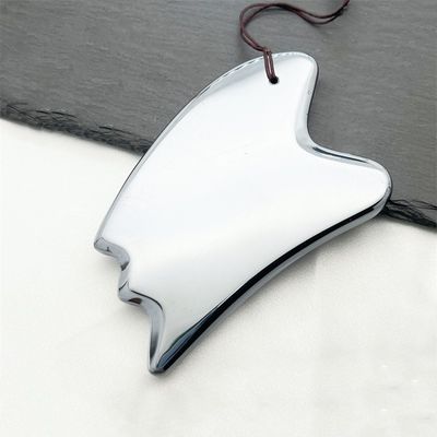 O instrumento de massagem facial de placa natural Terahertz Gua Sha Massagem em forma de coração de prata para raspagem e tratamento de pontos de gatilho