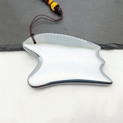 O instrumento de massagem facial de placa natural Terahertz Gua Sha Massagem em forma de coração de prata para raspagem e tratamento de pontos de gatilho