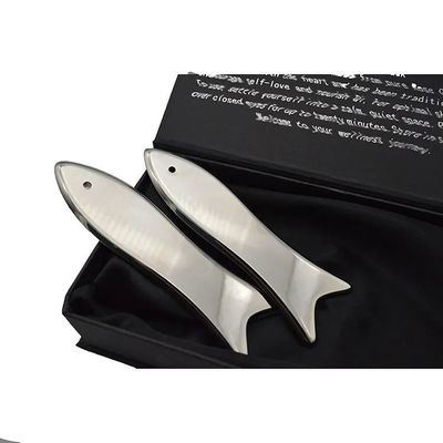 Tabela de Guasha de aço inoxidável em forma de peixe Ferramenta de massagem tradicional de Guasha de metal para cuidados de saúde do rosto e do corpo