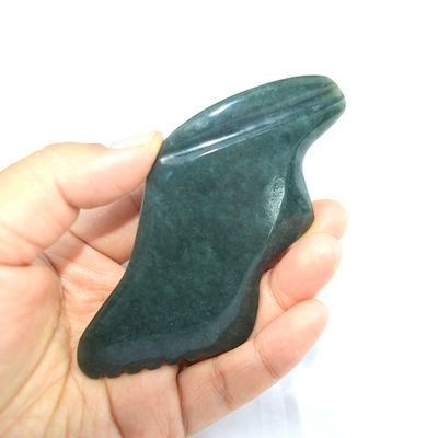 Forma de relâmpago verde escuro Nefrita natural Hetian Jade Gua Sha Massage Tool para Custom Logo Self Skin Health Care Spa