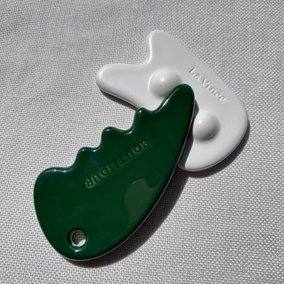 Massagista facial Gua Sha Stone em cor verde para auto-cuidado da pele e salão de beleza