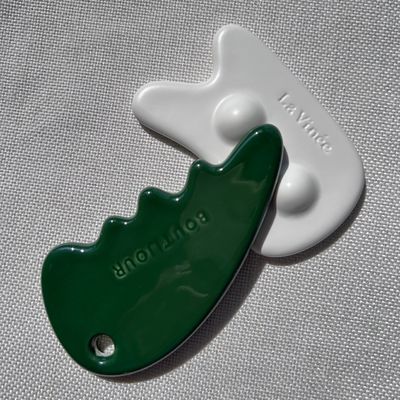 Massagista facial Gua Sha Stone em cor verde para auto-cuidado da pele e salão de beleza