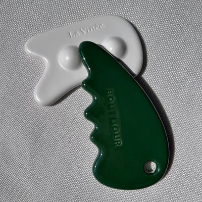 Massagista facial Gua Sha Stone em cor verde para auto-cuidado da pele e salão de beleza