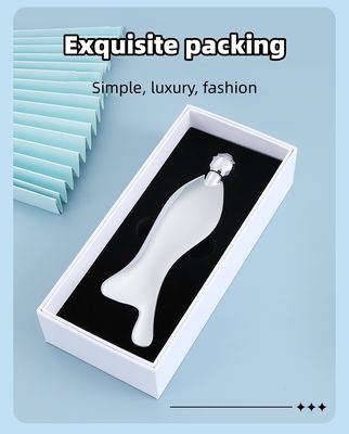 Logotipo personalizado Disponível em forma de peixe Placa de raspagem de liga de zinco fina Facial de redução de peso Olho Roller Ferramenta de massagem Guasha de aço inoxidável